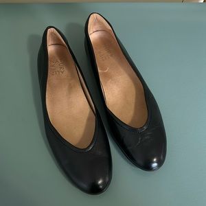Naturalizer Vivienne ballet black flats. Classic shoe.